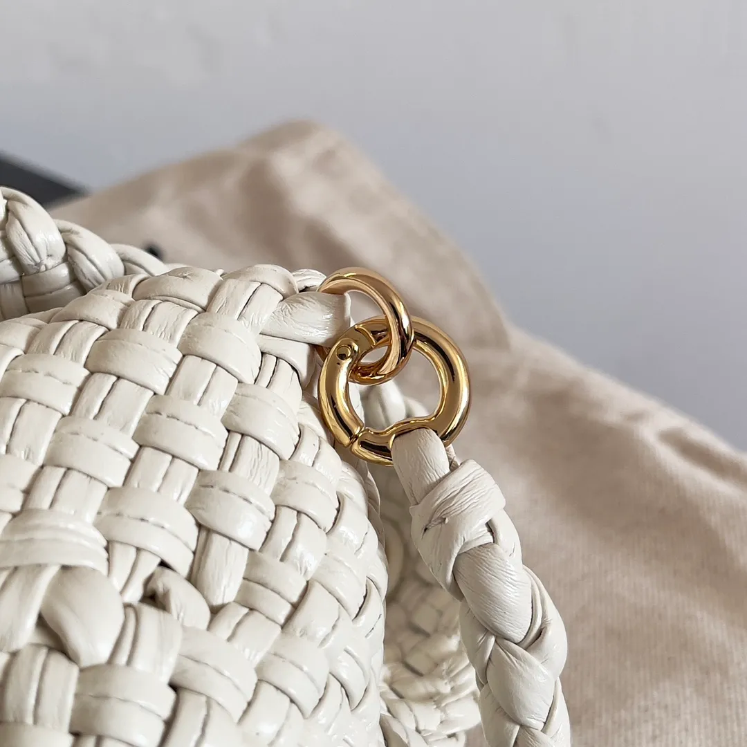 Batch 3760 BV collectible small woven handbags are really YYDS!! Bottega Veneta’s most classic small woven handbags are back! ! We use the highest quality leather with the highest craftsmanship❤️ to create the most expensive works. We have created the Intrecciato leather weaving process❤️ This unique traditional exclusive leather weaving method has not only become our logo but also reflects the time-consuming and labor-intensive craftsmanship of our products❤️ The new TOSCA handbag must be a selection worth collecting🆕 Style number: 776755 Size: 20*15.5*7cm